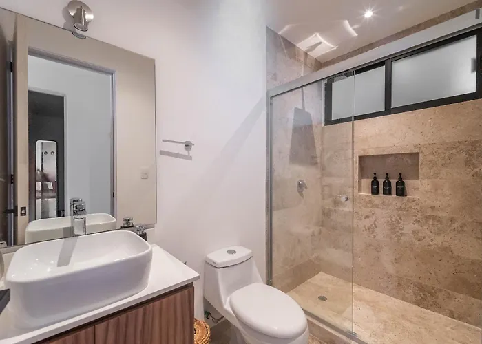 Bright 1 Bd With Balcony